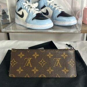 Louis Vuitton pouch💛